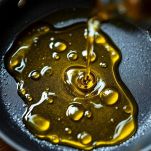 Padella antiaderente con olio caldo sul fondo