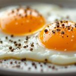 Uova a occhio di bue condite in padella