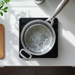 Uova immerse con cucchiaio