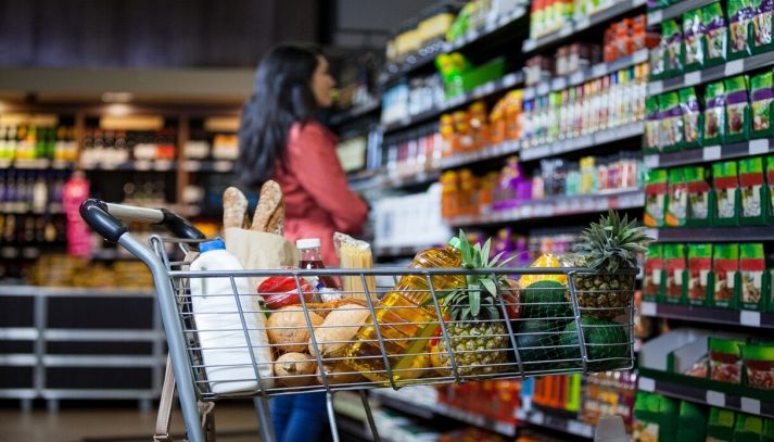 Vari generi alimentari nel carrello della spesa