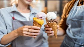 Venditori con due particolari coni gelato in mano