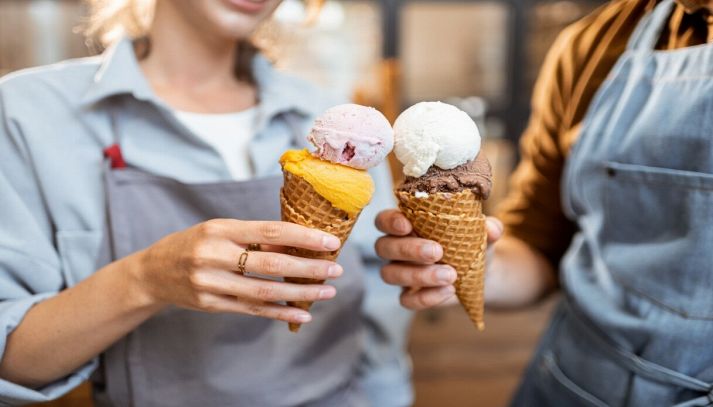Venditori con due particolari coni gelato in mano