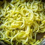 Porro tagliato finemente che cuoce in olio in una casseruola