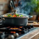 Casseruola sul fuoco con verza e patate in cottura