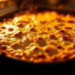 Pirofila con verza e patate gratinate dorate in superficie