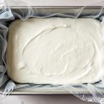 Stampo rettangolare con crema e sfoglie di cioccolato fondente