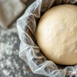 Ciotola con impasto coperto durante la lievitazione