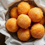 Piatto con zeppole appena fritte e dorate