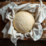 Ciotola con impasto coperto da canovaccio in luogo caldo