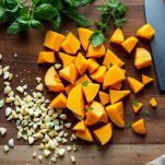 Tagliere con zucca affettata, aglio e menta