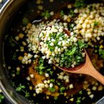 Padella con aromi mescolati al liquido agrodolce