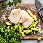 Tagliere con merluzzo a cubetti e sedano tagliato