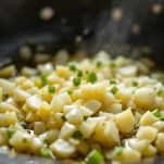 Padella con trito di verdure che rosola nell’olio