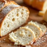 Tagliere con pane rustico e formaggio vaccino fresco