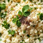 Ciotola con pecorino, prezzemolo, menta e spezie