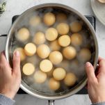 Patate novelle bollite e tagliate a metà.