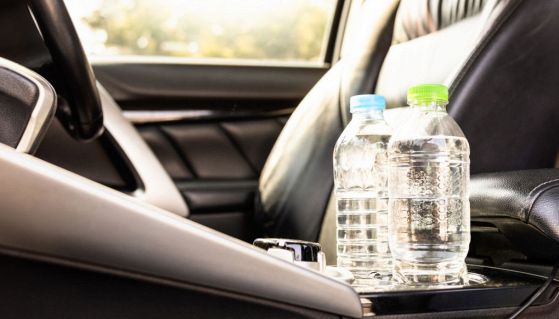 I pericoli delle bottigliette d'acqua in macchina