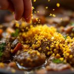 Scorza di limone grattugiata sull’agnello in pentola.