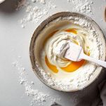 Farina incorporata agli albumi montati con spatola.