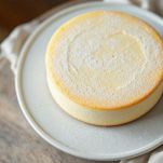 Angel cake capovolta su un vassoio per raffreddare.