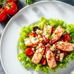 Polpa di astice a pezzi su lattuga.