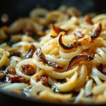 Soffritto di cipolle e acciughe in padella.