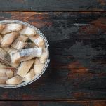 Stoccafisso ammollato in una ciotola con acqua.