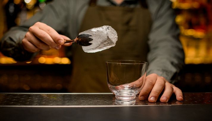 Barista prende il ghiaccio con le pinze