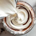Panna montata unita alla crema al cioccolato.