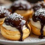 Bignè dorati farciti con crema pasticcera.