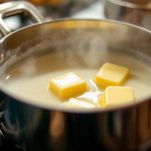 Impasto choux appena mescolato in pentola.