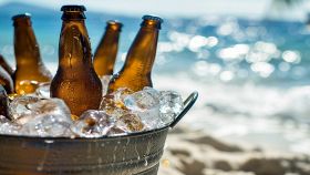 Birre ghiacciate in spiaggia dentro al cestino del ghiaccio