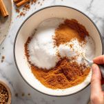 Zucchero con cannella e ingredienti secchi setacciati.