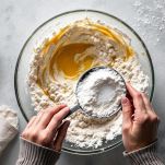 Farina setacciata incorporata all’impasto in ciotola