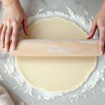 Impasto steso su piano infarinato
