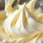 Albume montato a neve incorporato alla pastella