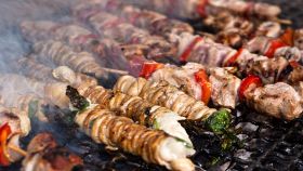 Braciere con stigghiole, street food tipico di Palermo