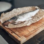 Branzino intero pulito e condito con sale e pepe
