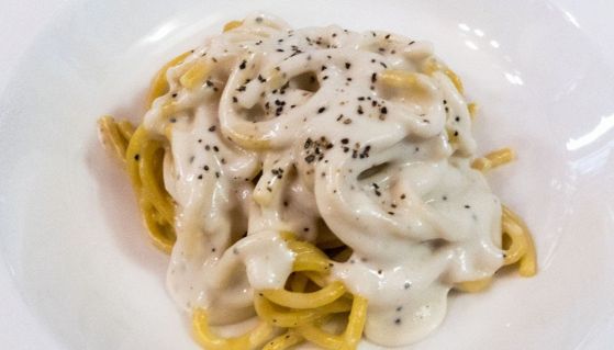 Polemica sulla cacio e pepe con burro e parmigiano