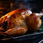 Cappone dorato durante la cottura