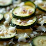 Zucchine crude con scalogno affettato e menta