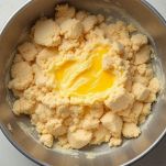 Base di biscotti pressata nello stampo