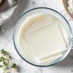 Ammorbidite la gelatina in acqua fredda. In una ciotola mescolate zucchero a velo, formaggio spalmabile e ricotta fino a ottenere una crema liscia.