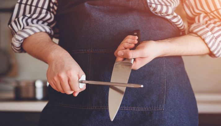 Chef affila un coltello da cucina