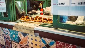 Chiosco di street food a Napoli