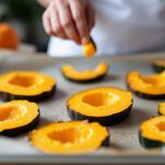 Condisci le fette di zucca