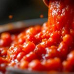 Passata di pomodoro in pentola