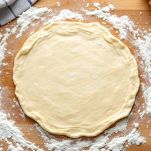 Pasta sfoglia stesa tagliata a spicchi.