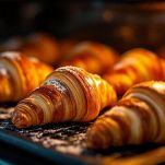 Cornetti salati che cuociono in forno.