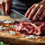 Cotoletta cruda con piccoli tagli sul bordo.